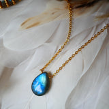 Collier Nora Éclat Céleste – Labradorite ou Pierre de Lune arc-en-ciel