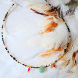 Collier Radha – Harmonie des pierres naturelles et lumière dorée