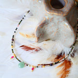Collier Radha – Harmonie des pierres naturelles et lumière dorée
