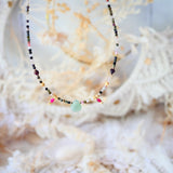 Collier Radha – Harmonie des pierres naturelles et lumière dorée