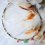 Collier Radha – Harmonie des pierres naturelles et lumière dorée