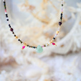 Collier Radha – Harmonie des pierres naturelles et lumière dorée