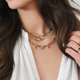 Collier Radha – Harmonie des pierres naturelles et lumière dorée
