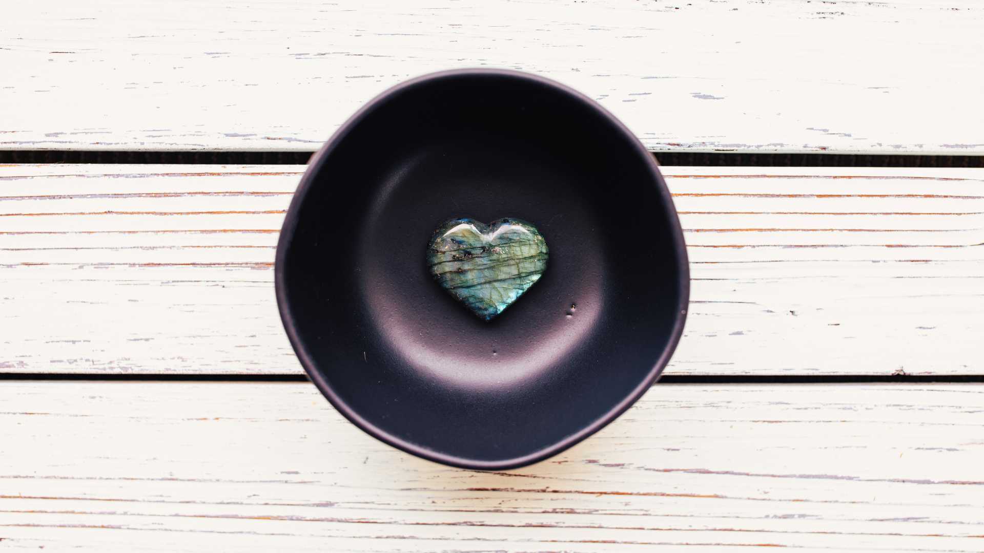 Labradorite : propriétés, vertus et protection énergétique