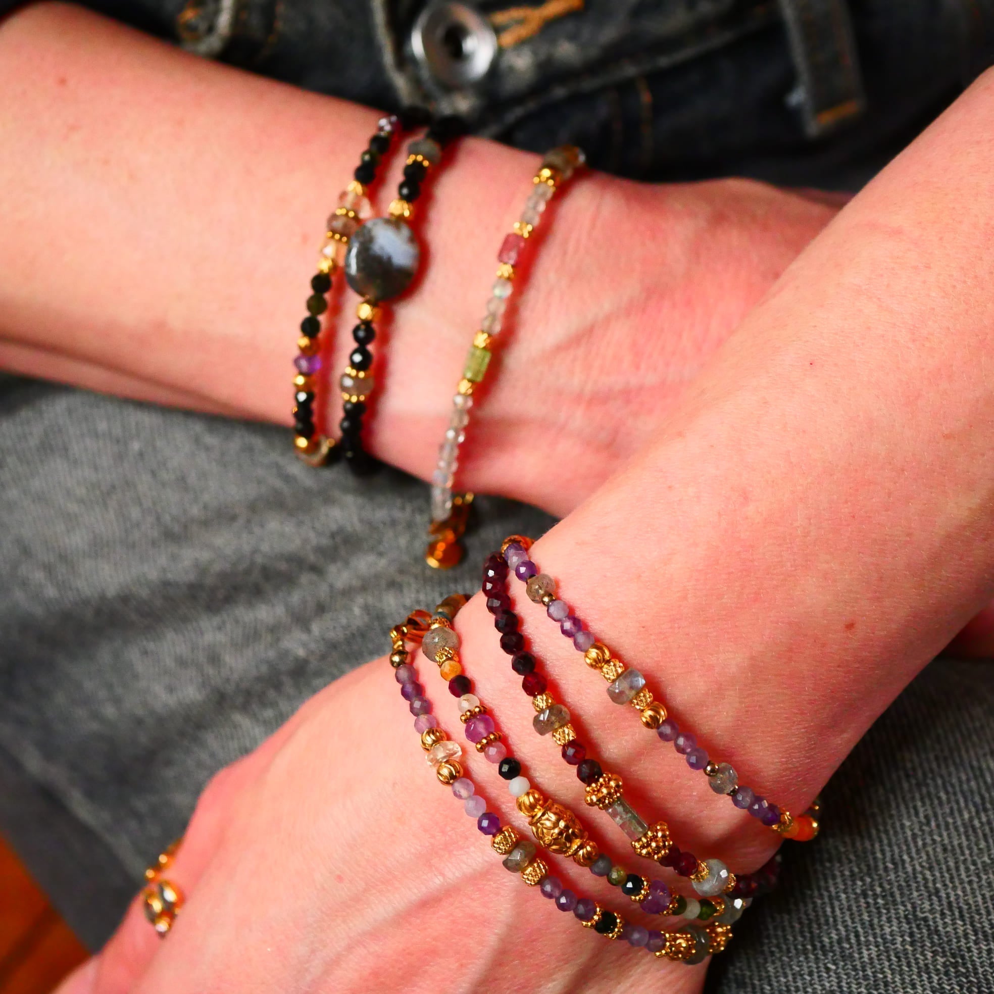 Bijoux artisanaux Ginandger en pierres naturelles portés au quotidien