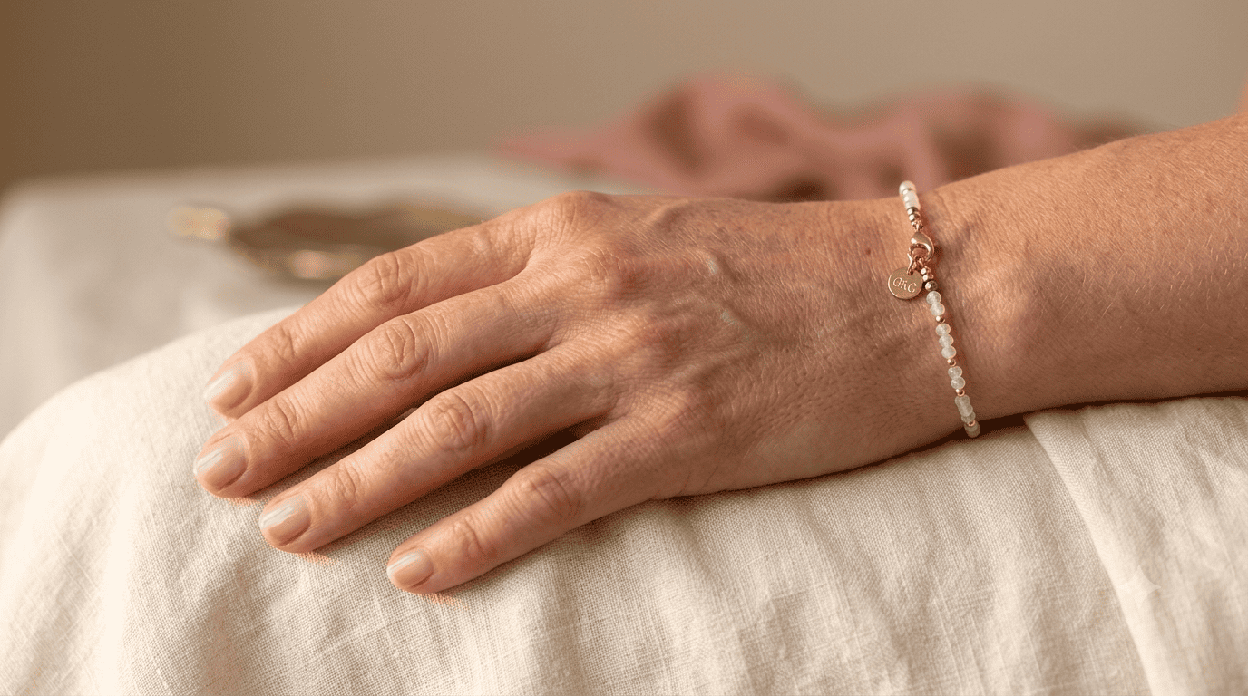 Bracelet pierre de lune porté au poignet, pierre pour la ménopause