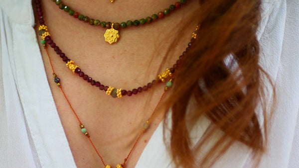 So tragen Sie Ihren Natursteinschmuck richtig | Stilratgeber