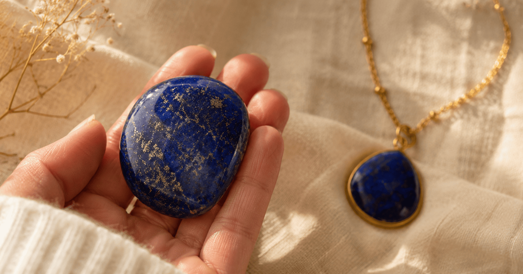 Pierre de lapis-lazuli bleu profond aux inclusions dorées, pierre de naissance du mois de septembre