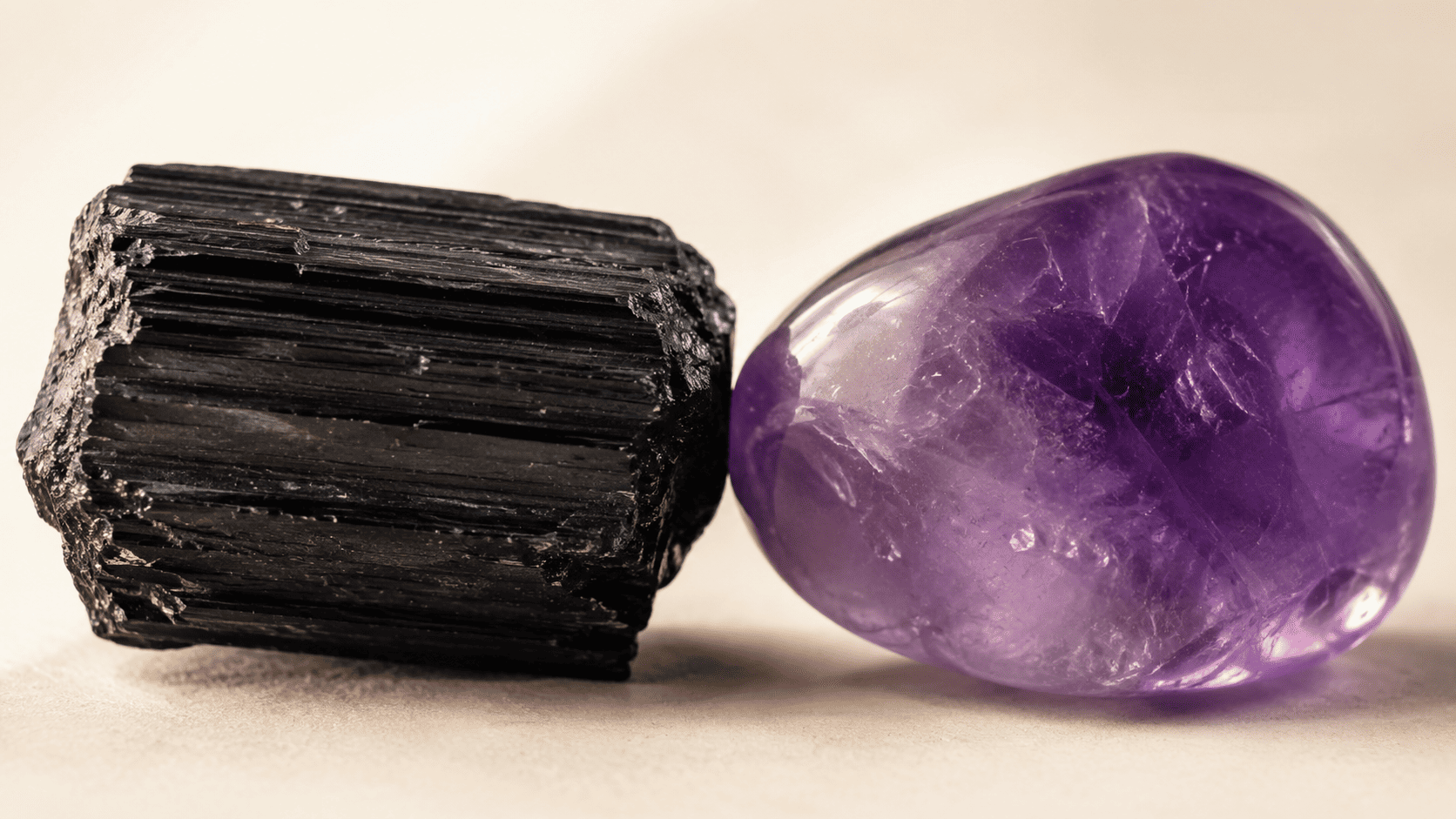 Tourmaline noire et améthyste côte à côte – duo protection et sérénité en lithothérapie Ginandger
