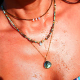 Collier ANTARA Ginandger porté en superposition - obsidienne et opales irisées associées à un pendentif labradorite, look bord de mer
