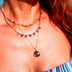 Collier UDAYA Ginandger porté en superposition au soleil - améthystes et pierres de soleil, look été
