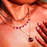 Collier UDAYA Ginandger porté en superposition - pierres de soleil et améthystes, look estival ensoleillé
