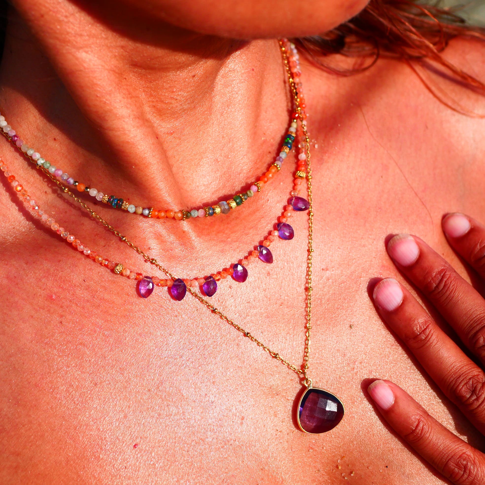Collier UDAYA Ginandger porté en superposition - pierres de soleil et améthystes, look estival ensoleillé
