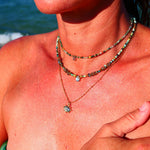 Collier AJNA Ginandger labradorite porté en superposition - look estival bord de mer, bijoux pierres naturelles
