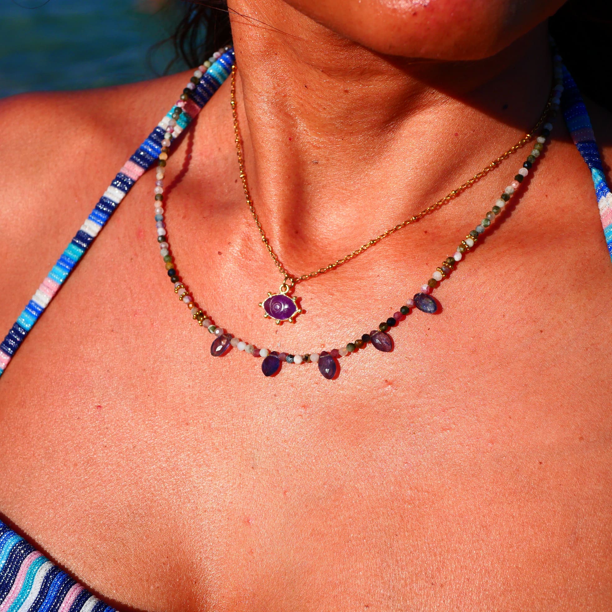 Collier RANGA Ginandger porté en superposition - tourmalines multicolores et iolites, look estival
