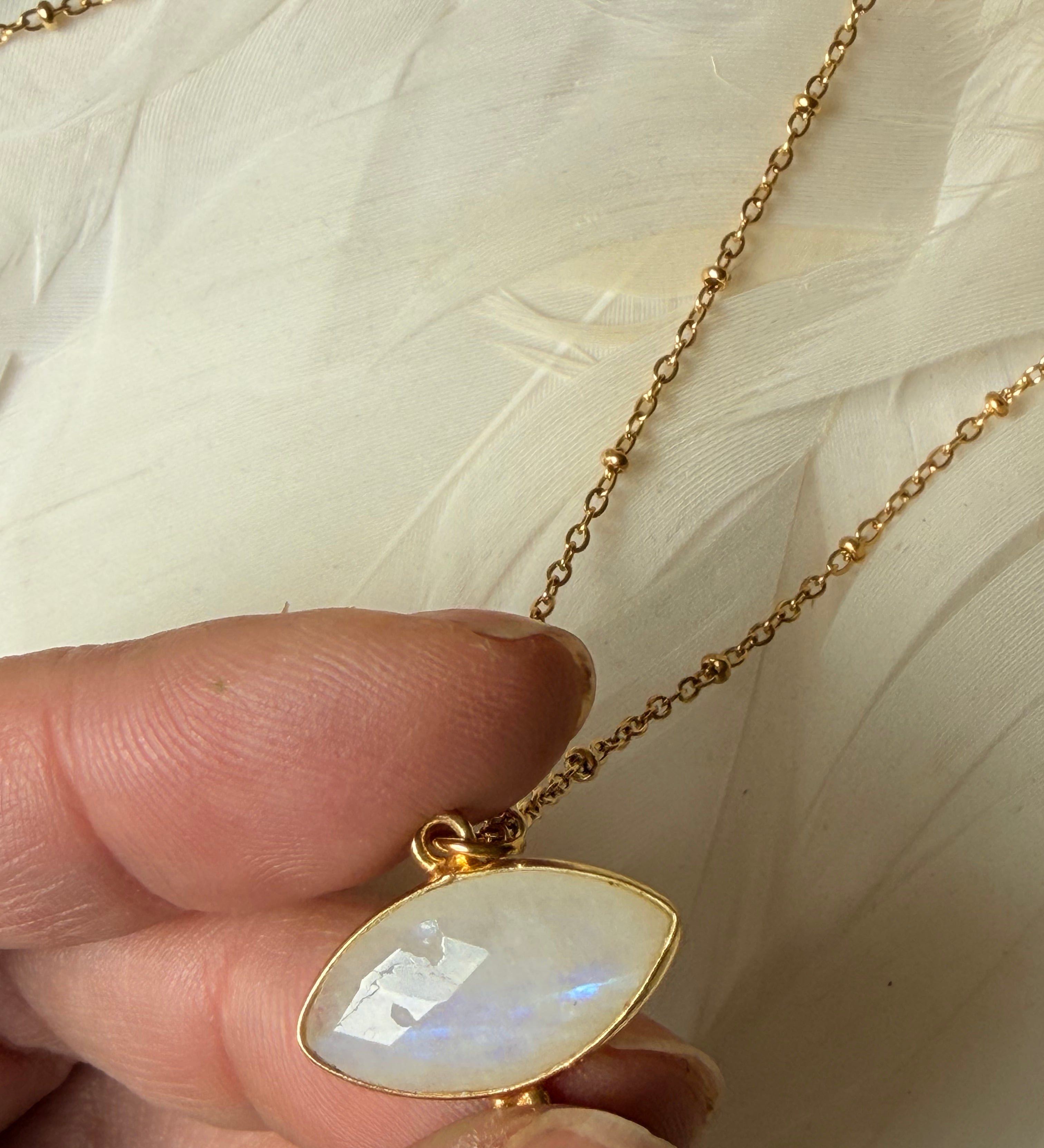 Collier Mahakali Labradorite ou Pierre de lune arc-en-ciel - Braderie Parfaites