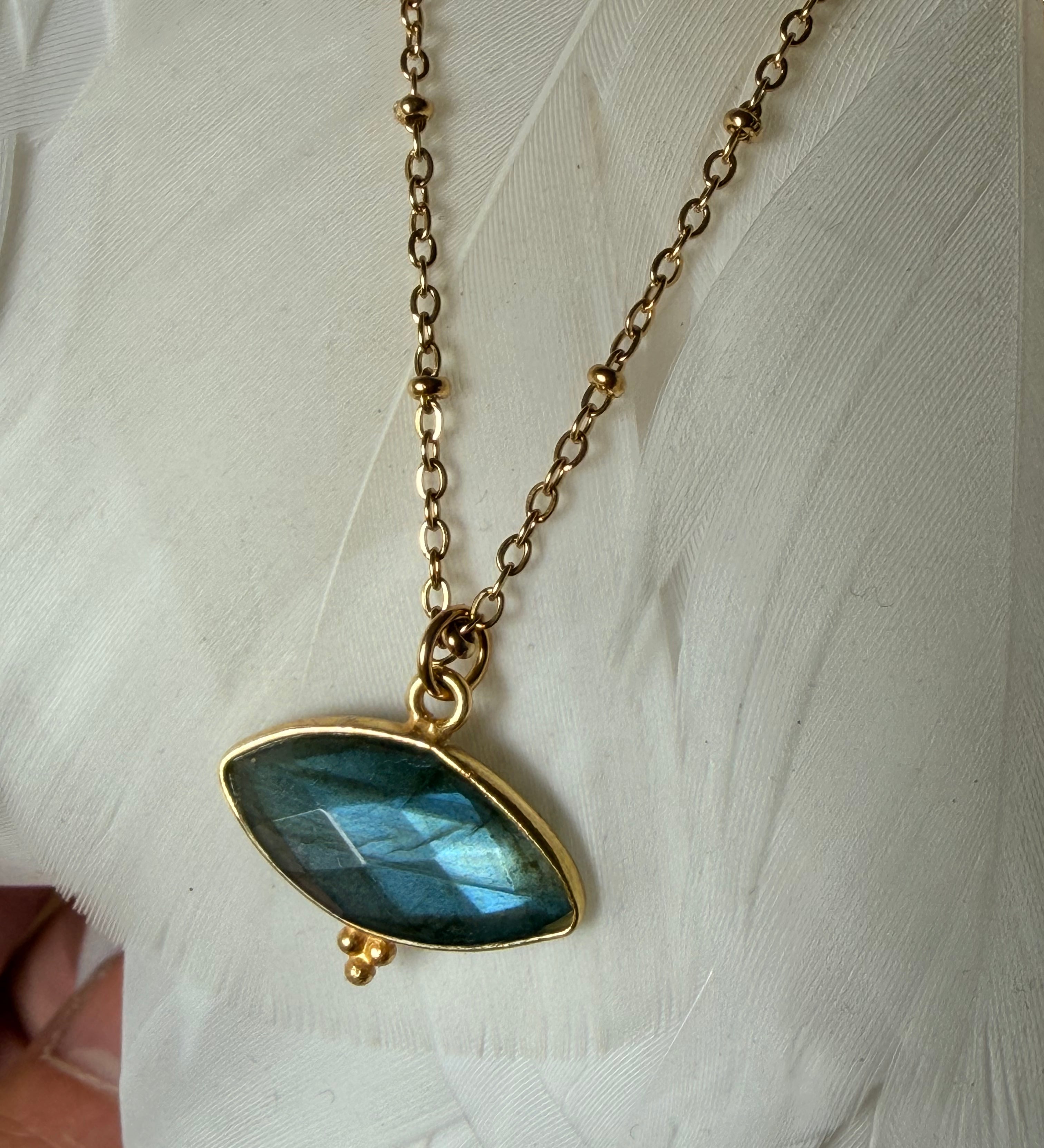 Collier Mahakali Labradorite ou Pierre de lune arc-en-ciel - Braderie Parfaites