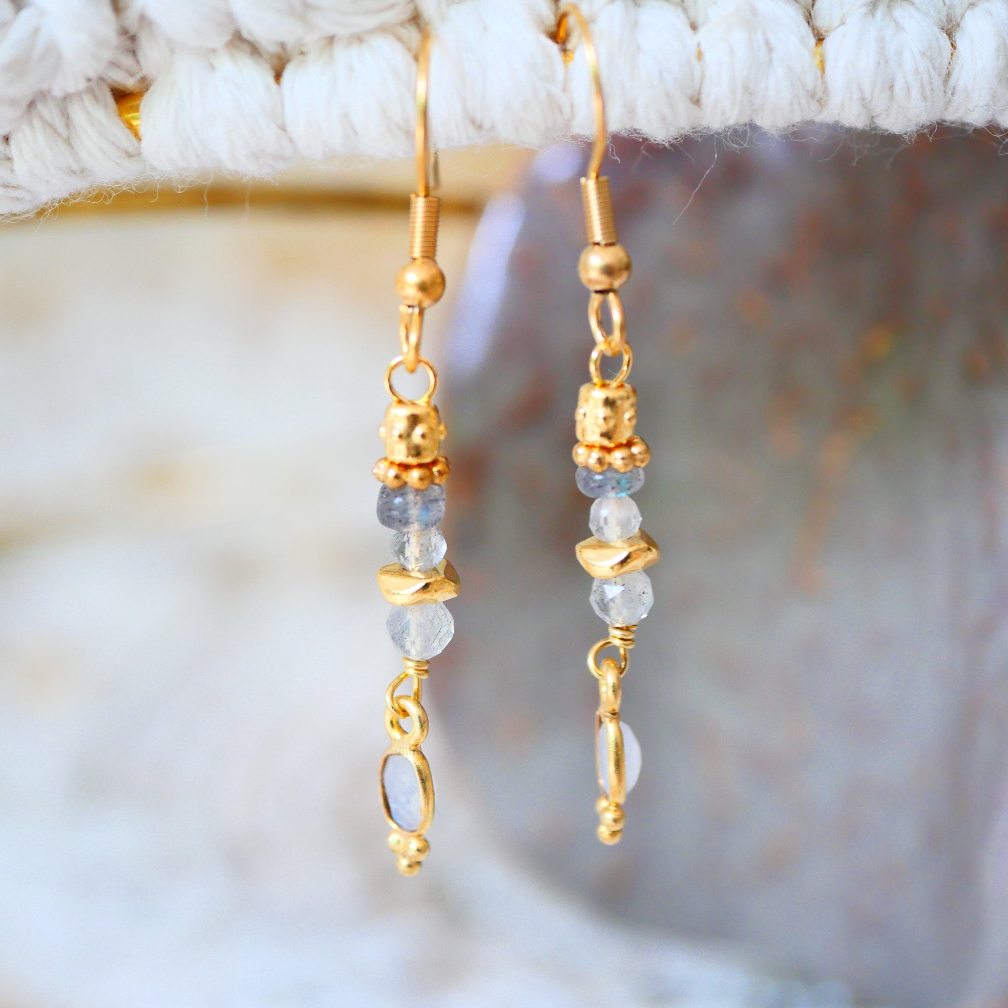 Détail boucles d'oreilles Adrika labradorite reflets aurores boréales Ginandger
