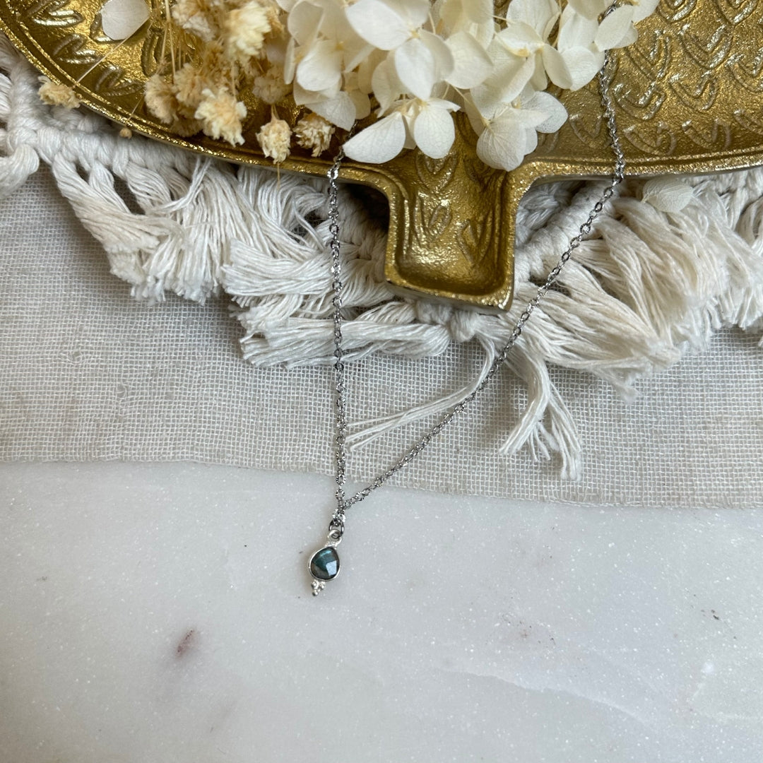Détail collier Anita argenté labradorite lithothérapie simplicité élégance Ginandger
