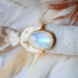 Bague réglable pierre de lune arc-en-ciel Mukti