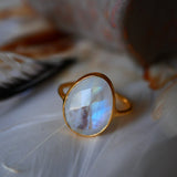 Bague réglable pierre de lune arc-en-ciel Mukti