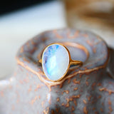 Bague réglable pierre de lune arc-en-ciel Mukti