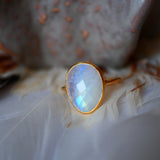 Bague réglable pierre de lune arc-en-ciel Mukti