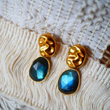 Boucles d'oreilles KAVACHA Ginandger sur macramé blanc – labradorites bleues et vertes facettées, puces dorées martelées, boucles artisanales pierres naturelles Paris
