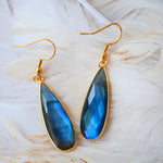 Boucles d'oreilles Ishita labradorite pendantes 5cm - pierre naturelle facettée et crochet doré - Ginandger