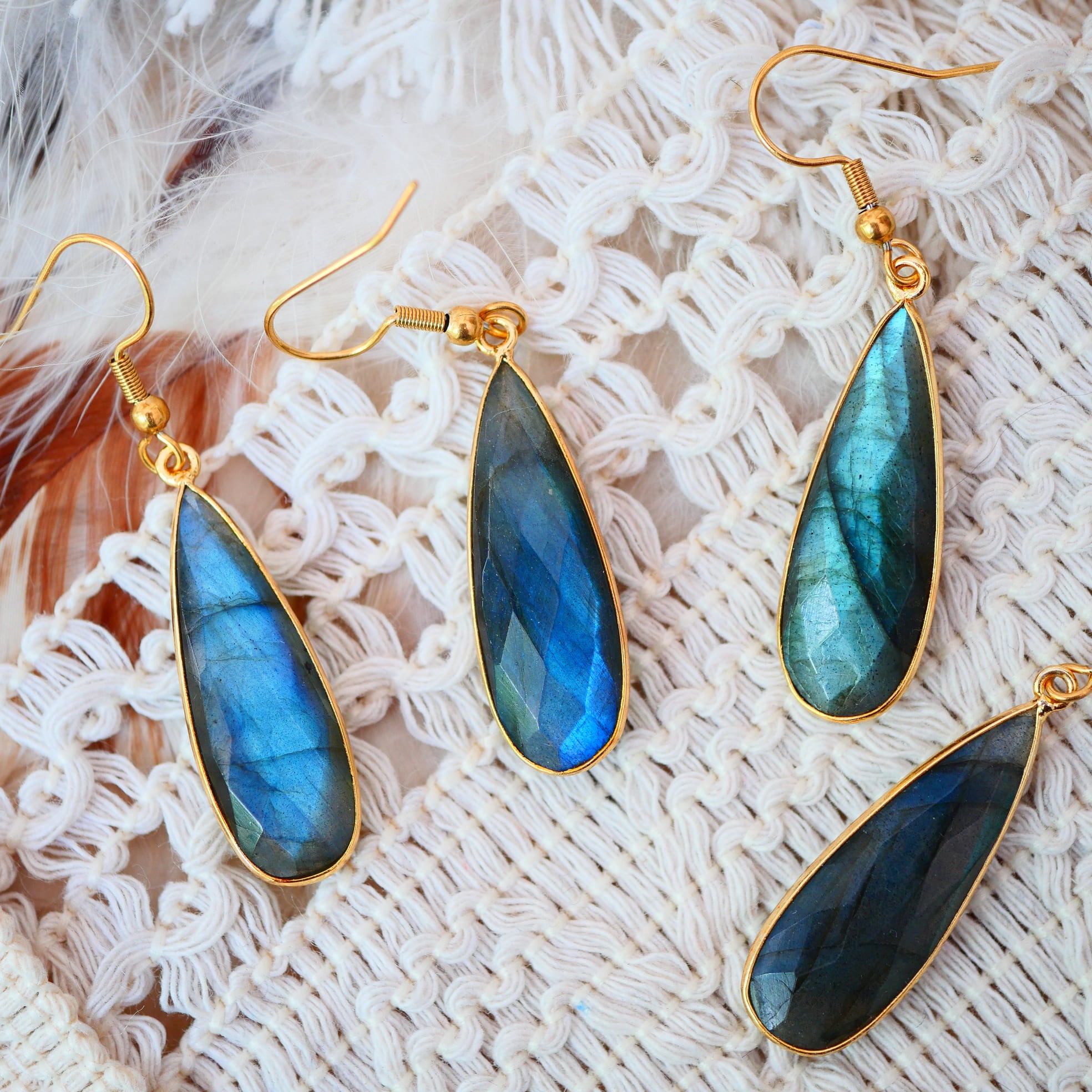 Boucles d'oreilles Ishita labradorite - variations de reflets bleus naturels - création artisanale Ginandger