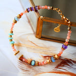 Bracelet SAMA Ginandger sur plumes et miroir doré – détail des pierres de soleil facettées, améthystes et labradorites, bracelet pierres naturelles Ginandger

