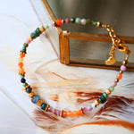 Bracelet VEERA Ginandger sur plumes et miroir doré – détail des tourmalines multicolores facettées et perles dorées ciselées, bracelet pierres naturelles
