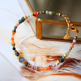 Bracelet VEERA Ginandger sur plumes et miroir doré – détail des tourmalines multicolores facettées et perles dorées ciselées, bracelet pierres naturelles
