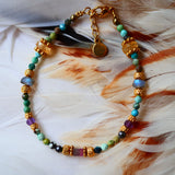 Bracelet YUKTI Ginandger sur plumes et miroir doré – camaïeu de turquoises, labradorites, améthystes et citrines, bracelet pierres naturelles artisanal Paris
