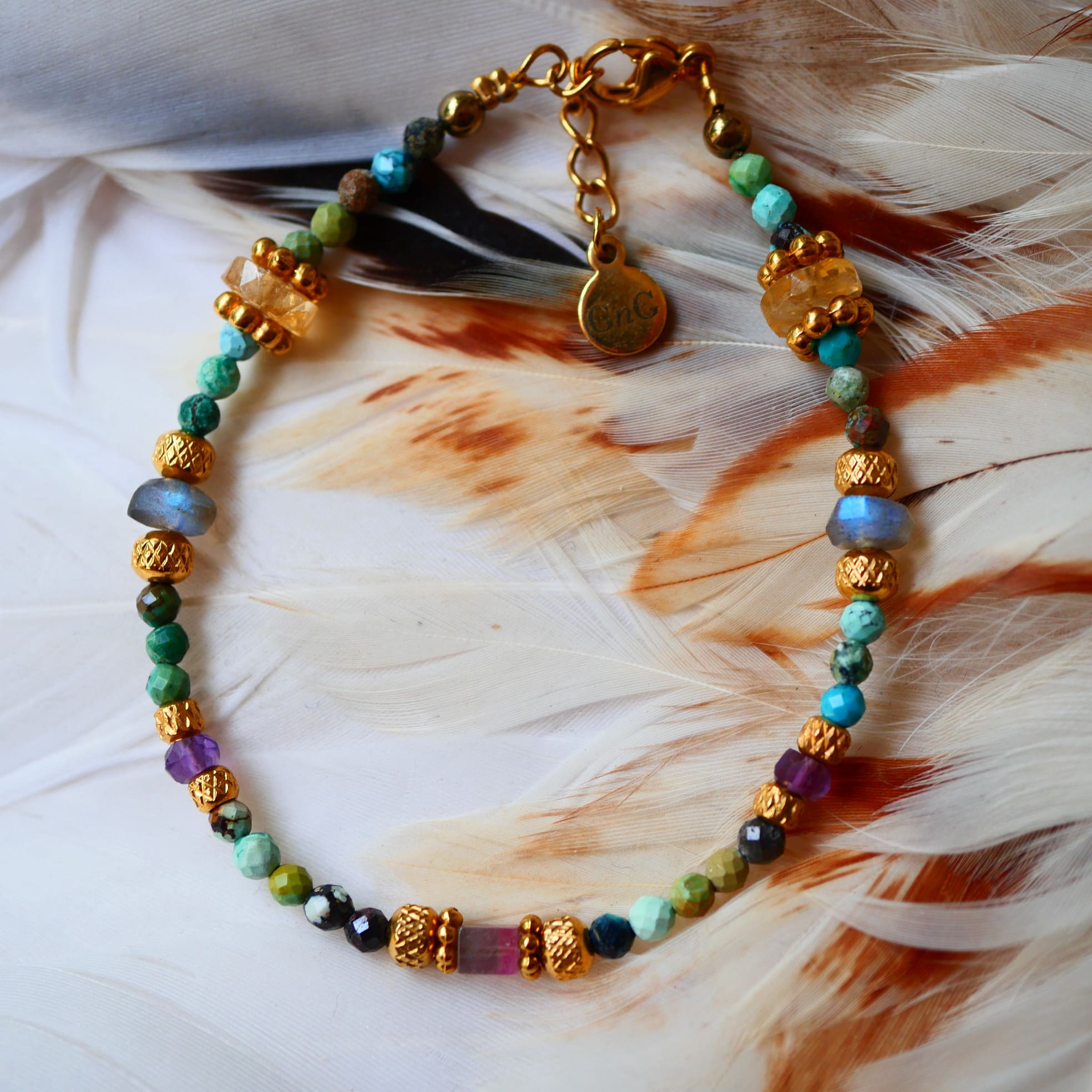 Bracelet YUKTI Ginandger sur plumes et miroir doré – camaïeu de turquoises, labradorites, améthystes et citrines, bracelet pierres naturelles artisanal Paris
