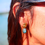 Boucles d'oreilles KAVACHA Ginandger sur macramé – détail des labradorites bleues irisées facettées et puces dorées martelées, boucles pendantes pierres naturelles Ginandger
