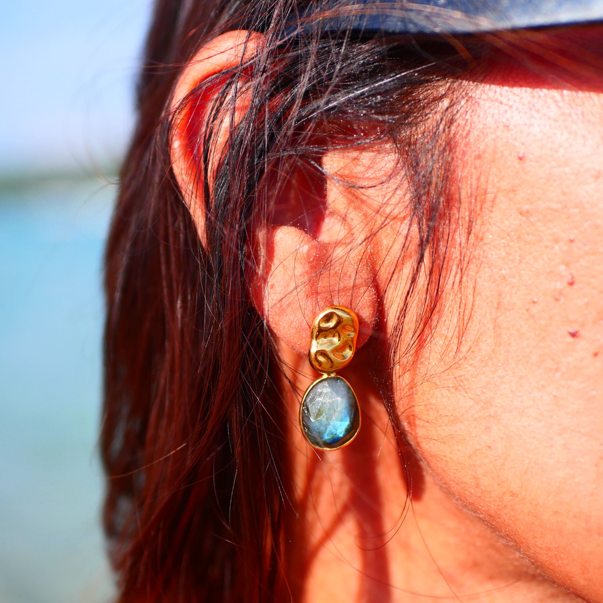 Boucles d'oreilles KAVACHA Ginandger sur macramé – détail des labradorites bleues irisées facettées et puces dorées martelées, boucles pendantes pierres naturelles Ginandger
