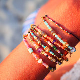 Bracelet VEERA Ginandger porté en superposition au soleil – tourmalines multicolores et perles dorées, stack bracelets pierres naturelles look été
