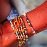 Bracelet VEERA Ginandger porté en superposition – camaïeu de tourmalines multicolores, carnélines et labradorites, stack bijoux pierres naturelles Ginandger
