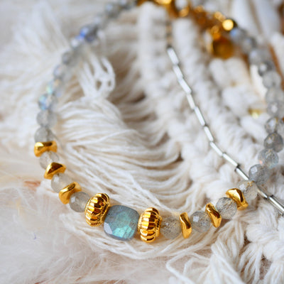 Bracelet Chips labradorite breloques dorées lithothérapie protection intuition magie Ginandger
