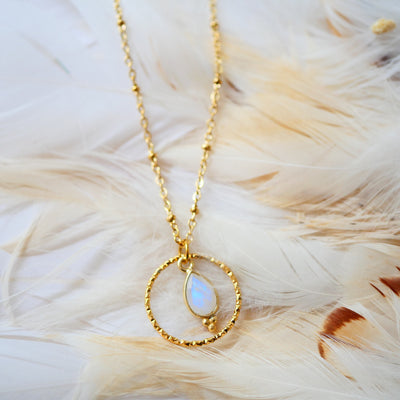 Collier Clémentine pierre de lune arc-en-ciel lithothérapie féminité intuition douceur Ginandger
