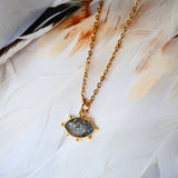 Collier AJNA Ginandger labradorite - pendentif œil sculpté bleu irisé serti or, fond plumes blanches
