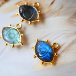 Collier AJNA Ginandger labradorite - pendentif œil sculpté sur chaîne dorée, fond plumes naturelles
