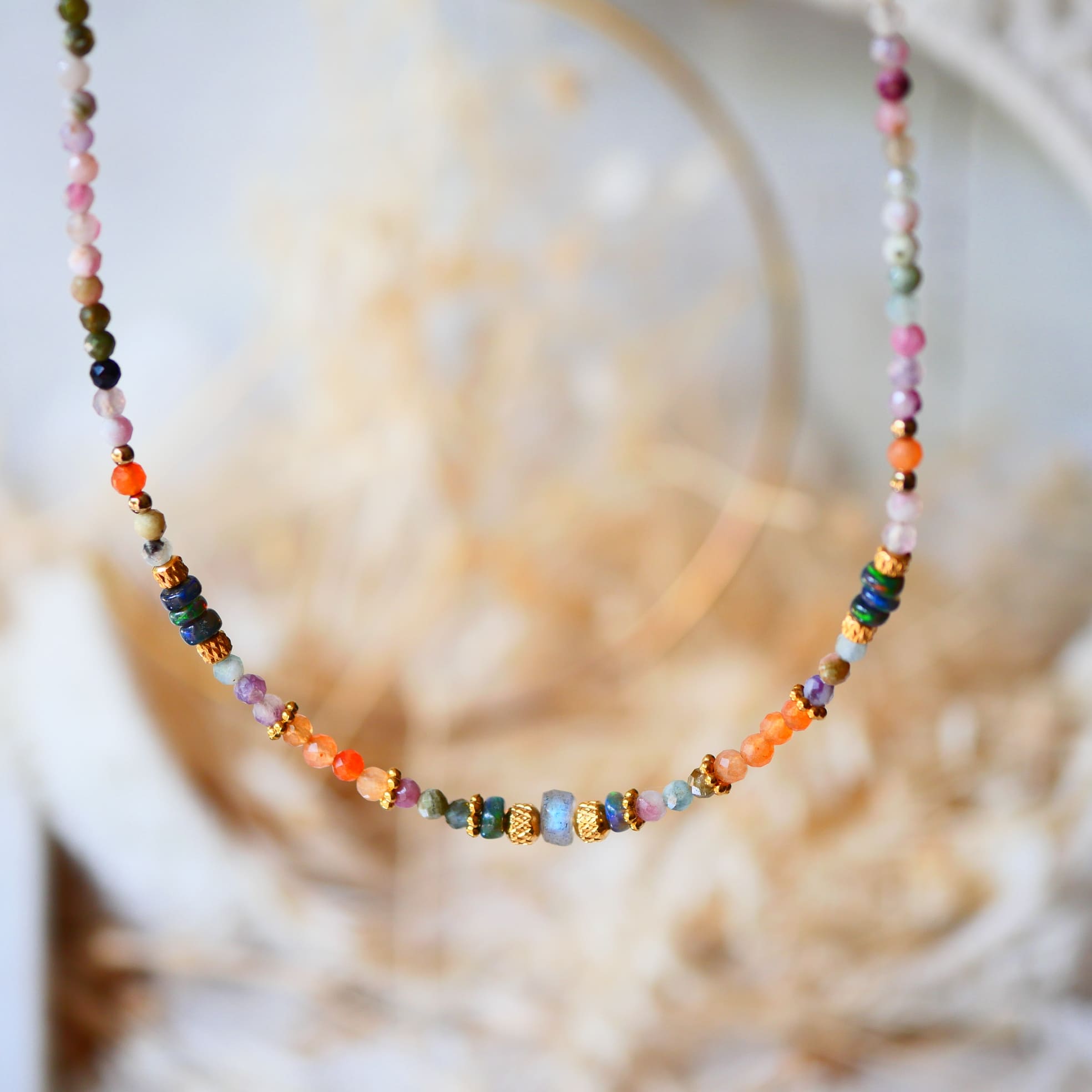 Collier OJAS Ginandger suspendu – détail des tourmalines multicolores facettées et perles dorées, collier mi-long pierres naturelles
