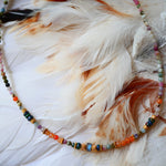 Collier OJAS Ginandger sur plumes blanches – camaïeu de tourmalines multicolores, carnélines et labradorites, bijou artisanal Paris
