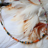 Collier OJAS Ginandger sur plumes blanches – camaïeu de tourmalines multicolores, carnélines et labradorites, bijou artisanal Paris
