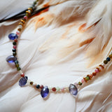 Collier RANGA Ginandger - détail gouttes d'iolites et perles de tourmalines multicolores sur plumes blanches

