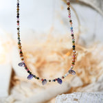 Collier RANGA Ginandger suspendu - tourmalines multicolores et iolites facettées, fond naturel lumineux
