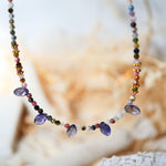 Collier RANGA Ginandger - perles de tourmalines multicolores et gouttes d'iolites violettes, fond naturel
