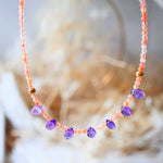 Collier UDAYA Ginandger suspendu - pierres de soleil orangées et gouttes d'améthyste violettes, fond naturel
